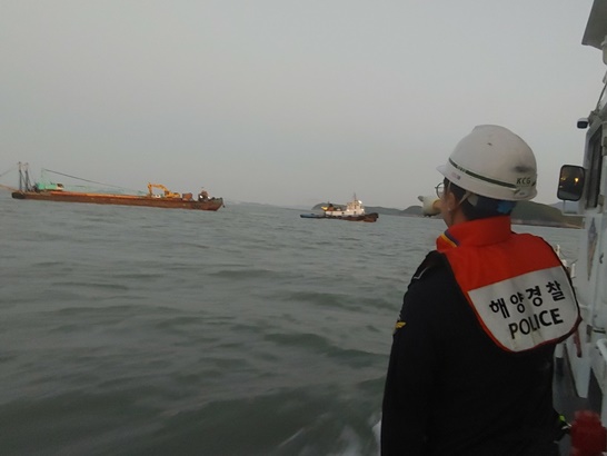 전남 완도해경은 양식장(김발)에 걸린 87톤 예인선을 구조했다.