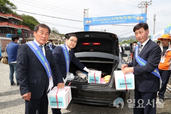 미더덕경영어업인들이 미더덕을 사기 위해 고현마을을 찾은 늘어진 차량을 보며 행사기간 3일동안 바쁜시간을 보내면서도 함박웃음을 지었다. @ 창원시 제공