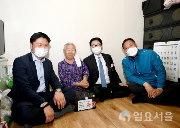 어버이날 어른신 카네이션 화분 전달