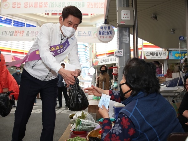 이강덕 포항시장(좌측)이 지난 8일 직접 대해불빛시장을 방문해 선결제를 하고 장보기를 하고 있다.