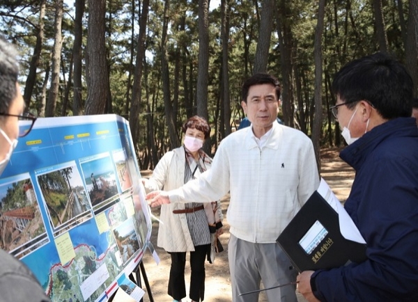 포항시 북구 청하면 이가리 간이해수욕장 인근에 선박을 정착시키는 ‘닻’을 형상화한 높이 10m, 길이 102m 규모의 ‘이가리 닻 전망대’를 준공하고 관광객 맞이에 본격 나섰다.