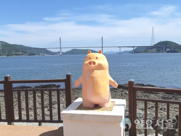 돝섬 청년예술가들이 만든 아기돼지 조형물 @ 창원시 제공