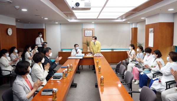11일 장종태 서구청장이  국제간호사의 날(5월 12일)을 하루 앞둔 이날, 을지대학교 병원의 선별진료소 현장을 찾아 의료관계자들에게 케이크와 장미꽃을 전달하며 위로와 격려를 하고 있다.