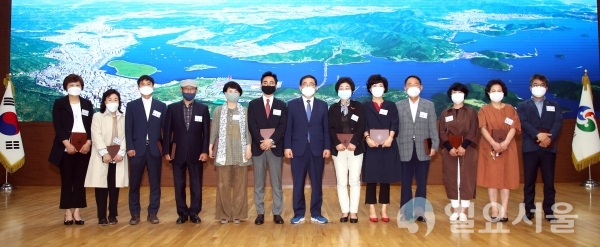 창원시는 12일 오전 10시, 시청 시민홀에서 1분기 시정발전 유공시민 표창 수여식을 개최했다. @ 창원시 제공