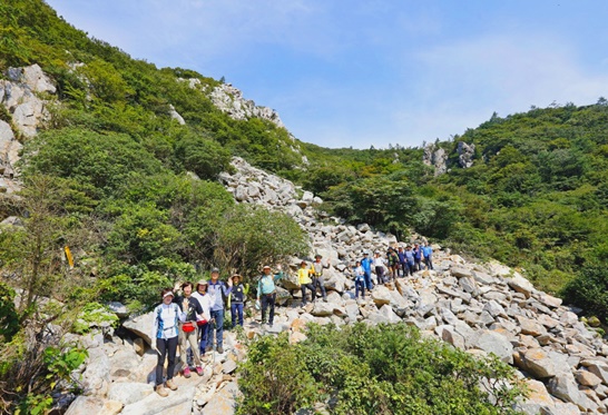전남 해남군에서 달마고도 걷기 행사를 진행하고 있는 모습