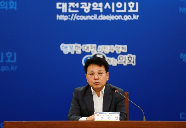 12일 오광영의원이 빈건물을 활용한 주민공동체 공간조성을 위한 정책 토론회를 주재하고 있다.