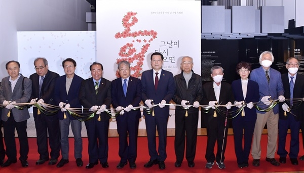 ▲12일 오후 서울시 대한민국역사박물관 3층 다목적홀에서 5·18 민주화운동 40주년을 기념하는 서울특별전 '오월 그날이 다시 오면' 개막식이 열렸다.(사진제공=광주광역시)