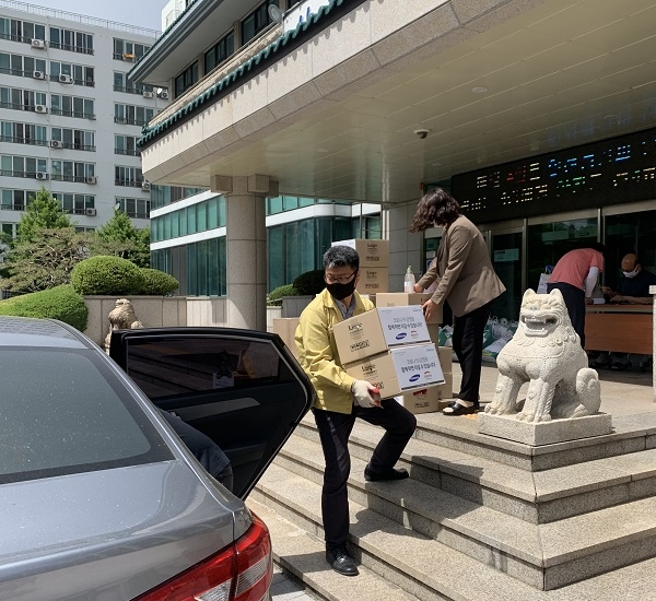 경주교육지원청이 12일 관내 공·사립 유, 초, 중, 고, 특수학교를 대상으로 학급별 지정된 시간에 방역물품을 드라이브 스루로 지원하고 있다.