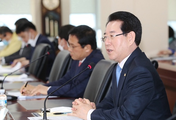 김영록 도지사가 광양항 물동량 감소에 대응키 위한 간담회에 참석 협력방안을 논의하고 있다