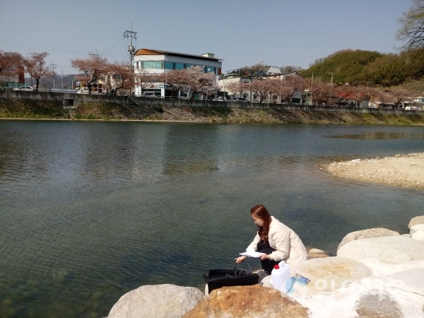 하천수질측정망은 황강, 남강 등 25개 하천 40개 지점을 대상으로 BOD(생물화학적 산소요구량), 총인 등 28개 항목을 조사한다 @ 경상남도 제공
