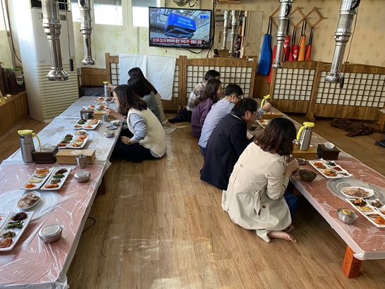 전남 영암군 음식점에서 사회적 거리두기를 진행하고 있는 모습