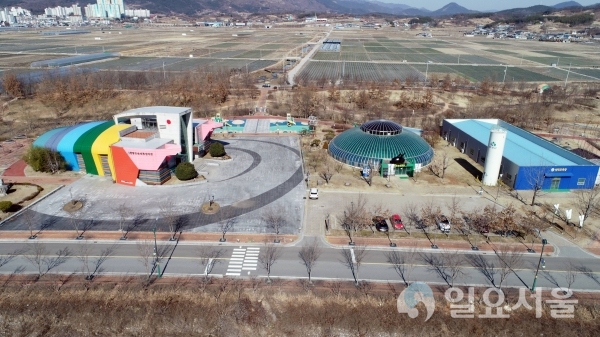 함양군은 토속어류·곤충 생태관 활성화를 위해 생태관이 ‘코로나19’로 임시휴장한 틈을 이용해 내부수리와 주변 환경정비를 마무리하고 새롭게 단장했다. @ 함양군 제공
