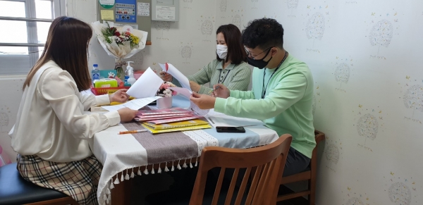 14일 대전 중구는 관내 어린이집 3곳을 방문하여 보육지원체계 개편에 따른 운영 상황과 코로나19 방역관리 현장 점검을 실시하고 있다.