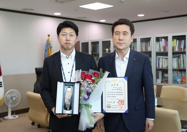 장태호(왼쪽) 주무관과 이강덕 포항시장이 기념사진을 찍고 있다.