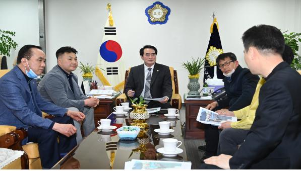 13일 대전 중구의회는 의장실에서 제226회 제1차 정례회의 빈틈 없는 준비를 위하여 의원·사무국 직원 업무연찬회를 실시하고 있다.