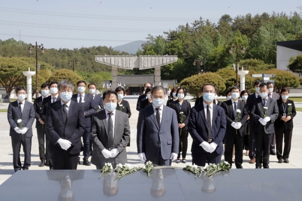전남대학교병원(병원장 이삼용)은 5·18 민주화운동 40주년을 맞이해 국립 5·18민주묘지를 참배했다.