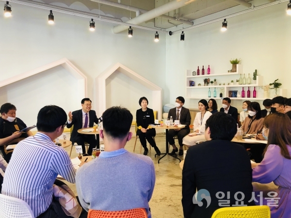 하병필 경남도 행정부지사가 청년들이 체감할 수 있는 실효적 청년정책 마련을 위해 지난 13일 오후, 경남 청년센터 ‘청년온나’를 방문했다.