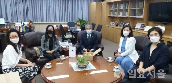 '아이와 함께' 회원들이 지난 13일, 경상남도교육청을 방문해 '코로나19' 극복과 안전한 경남교육에 최선을 다하고 있는 직원들을 격려했다. @ 경남교육청 제공