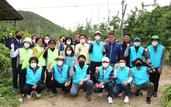 의성군이 본격적인 농번기를 맞아 농촌인력 확보에 어려움을 겪는 농가들을 대상으로 일손돕기에 농림축산식품부 95명, 경상북도 12명, 의성군 30명, 농협 37명 등 총 170여명이 참여해 지원농가 4곳을 찾아 사과적과 일손 돕기에 힘을 보탯다.