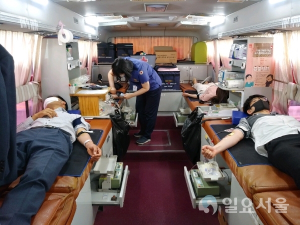 의령군은 '코로나19' 장기화 여파로 혈액수급에 어려움을 겪고 있어 공무원과 군민을 대상으로 14일, 군청 광장에서 사랑의 헌혈운동을 전개했다. @ 의령군 제공