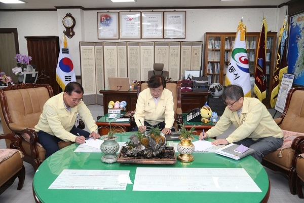 권영세 안동시장(가운데)이 안동시청 간부공무원들과 재난지원금신청서에 기부의사를 표시하고 있다.