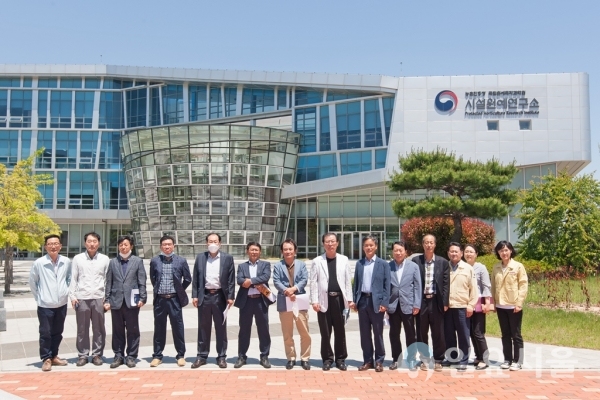 함안군 함안면에 소재한 국립원예특작과학원 시설원예연구소는 지난 13일, 도내 일간지 기자단을 초청해 소통 간담회를 가졌다.