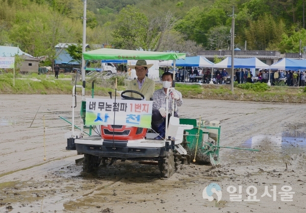 벼 무논점파 재배기술 교육 및 파종 연시회 광경 @ 사천시 제공