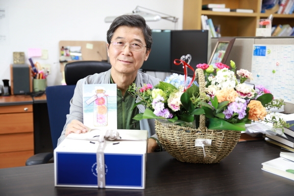 지난 14일 스승의 날을 맞아 진행된 대구대 SNS 이벤트를 통해 학생 감사 편지와 꽃다발, 케이크를 전달받은 윤만희 교수님께서 기념사진을 찍고 있다.