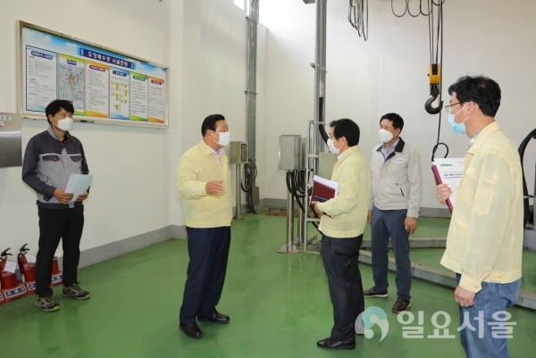 조근제 함안군수가 지난 14일, 관계공무원과 함께 방재시설 및 하천공사장에 대해 현장점검에 나섰다. @ 함안군 제공