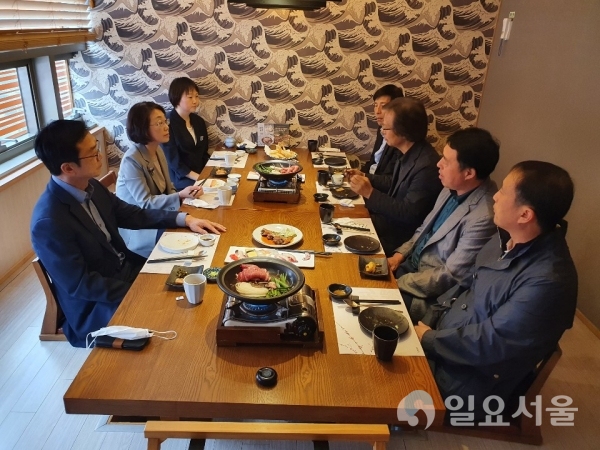 정혜란 창원시 제2부시장은 15일, 오섬훈 총괄건축가와 오찬 자리를 마련해 창원시가 나아가야할 건축‧도시 비전과 정책에 대해 의견을 나누는 시간을 가졌다. @ 창원시 제공