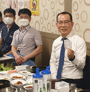 노기경 본부장이 지역상가 이용을 인증하고 있다.