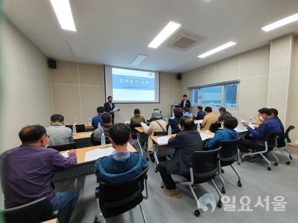 남해군은 15일, 먹거리통합지원센터 회의실에서 직접 생산한 농산물을 학교급식에 공급하고자 하는 20여 농가를 대상으로 교육을 실시했다. @ 남해군 제공