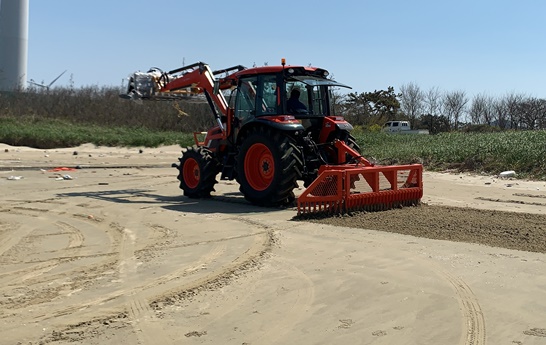 전남 신안군이 바다환경지킴이 지원사업의 효율적 추진을 위해 농업용 트랙터 5대에 특수 제작한 수거장치 모습