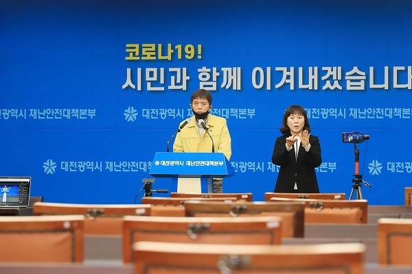 이강혁 보건복지국장이 브리핑을 하고 있다.