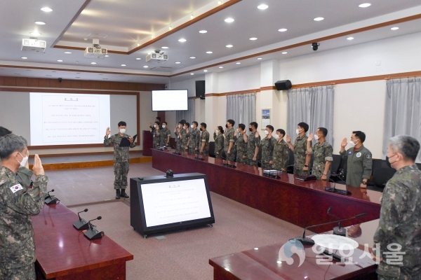 전 지휘관·참모가 참석한 가운데 지난 15일, 결의행사에서 결의문을 낭독하고 있다. @ 공군 제3훈련비행단 제공