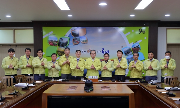 전남 곡성군 유근기 군수와 공직자들이 #의료진 덕분에 #군민 덕분에 챌린지에 참여하고 있다.