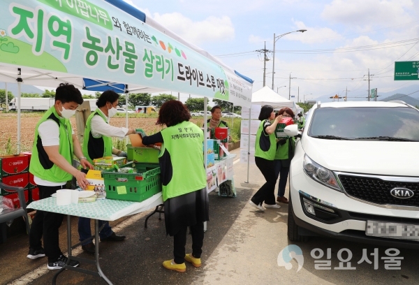 밀양시지역사회보장협의체가 지난 16일, 위양지 방면 도로변에서 지역농산물 살리기 드라이브 스루 마켓을 운영하고 있다. @ 밀양시 제공