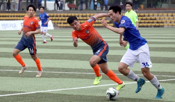 첫 골의 주인공인 FC남동 강민규 선수가 상대 골문을 향해 질주하고 있다. FC남동은 이날 파주시민축구단을 2-0으로 꺽고 짜릿한 첫 승을 기쁨을 맛 봤다.