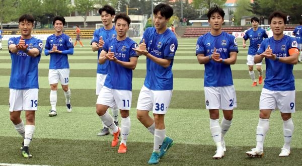 K4리그 개막전에서 FC남동 선수들이 첫 골을 터뜨린 후 기뻐하고 있다