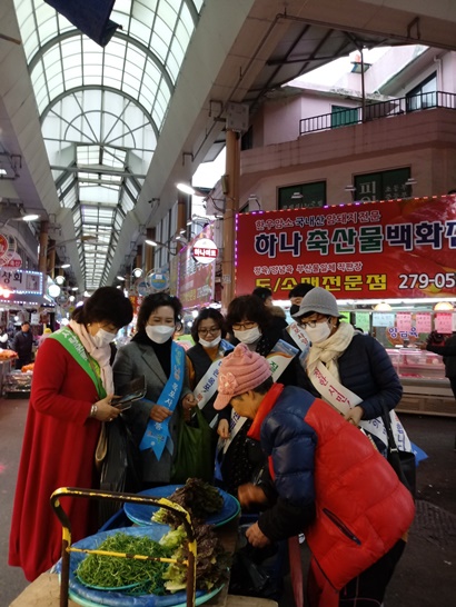 목포여성단체협의회, 지역상권 살리는 전통시장 장보기 추진 (지난 2월 동부시장 장보기 사진)