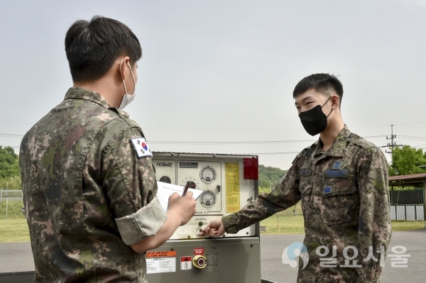 3훈비 항공정비전대 장병이 지난 14일, 장비중대에서 장비작동 자격 실무에 대한 구술평가를 하고 있다. @공군 제3훈련비행단 강지영 하사 제공