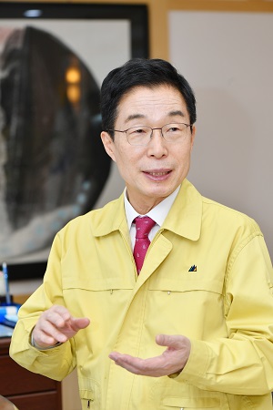 임종식 교육감이 지원금을 신청한 도내 취약계층 학생 모두가 코로나19로 힘든 시기를 극복할 수 있도록 경북사회복지공동모금회에 지원을 요청했다.