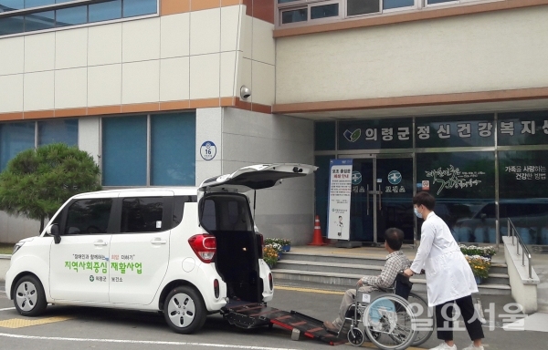 의령군은 거동이 불편한 장애인들의 재활치료를 돕기 위해 휠체어 리프트 등의 기능이 탑재된 재활특화 차량을 구입해 19일부터 본격 운영한다. @ 의령군 제공