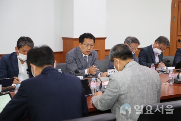 의령군은 '포스트 코로나' 대비 주요시책 및 역점사업 추진 보고회를 18일, 2층회의실에서 신정민 군수 권한대행과 국, 관, 과, 소장을 비롯해 읍ㆍ면장 등 간부공무원이 참석한 가운데 가졌다. @ 의령군 제공