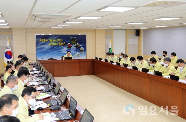조근제 함안군수는 18일 군청 별관 3층 회의실에서 5월 현안 점검회의를 개최했다. @ 함안군 제공