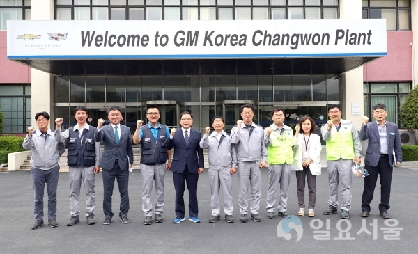 허성무 창원시장은 18일, 한국GM 창원공장 내 신축 도장공장 공사 현장을 방문해 추진상황을 점검했다. @ 창원시 제공