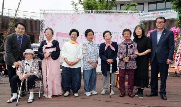 전남 장흥군 용산면에서 '할매들은시방' 출판기념회가 열렸다.