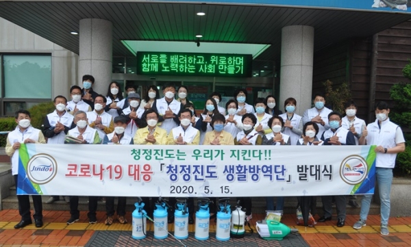 전남 진도군 이동진 군수가 청정진도 생활방역단 운영을 격려하고 있다.