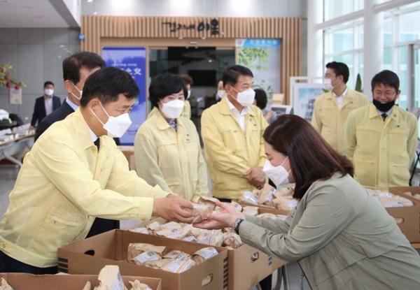 전남교육청 장석웅 교육감은 5.18 40주년을 맞아 농산물 나눔 실천 행사를 실시하고 있다.