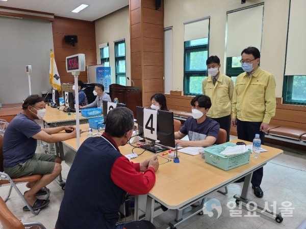 조영진 창원시 제1부시장은 19일, ‘정부 긴급재난지원금’ 읍면동 지급창구 운영에 대한 집중현장 점검을 했다. @ 창원시 제공